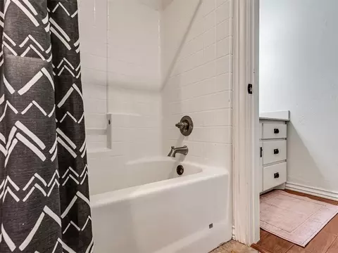 Bath - 5901 E Mcmillin Dr, Tuttle, OK 73089 photo 6 of 7