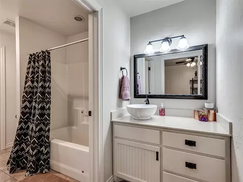 Bath - 5901 E Mcmillin Dr, Tuttle, OK 73089 photo 5 of 7