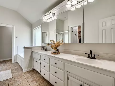 Bath - 5901 E Mcmillin Dr, Tuttle, OK 73089 photo 1 of 7