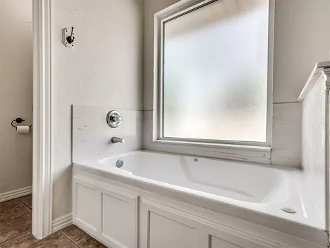 Bath - 5901 E Mcmillin Dr, Tuttle, OK 73089 photo 3 of 7