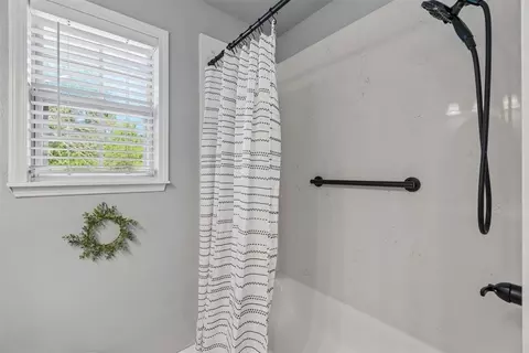 Bath - 7309 Cedar Hl, Tuttle, OK 73089 photo 6 of 6