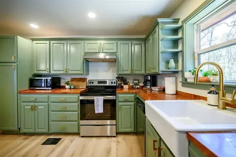 Kitchen - 152 Mitchell Ln, Broken Bow, OK 74728 photo 5 of 6