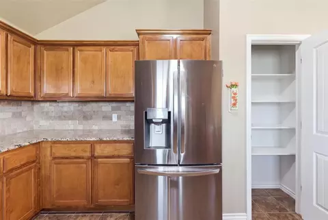 Kitchen - 604 Apple Tree Ln, Moore, OK 73160 photo 3 of 4