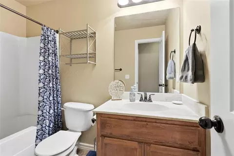 Bath - 604 Apple Tree Ln, Moore, OK 73160 photo 4 of 5