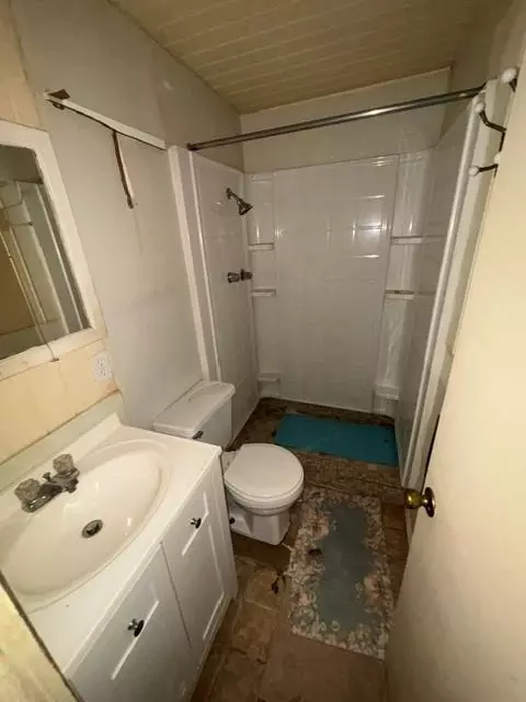 Bath - 416959 Cardinal St, Eufaula, OK 74432 photo 1 of 2
