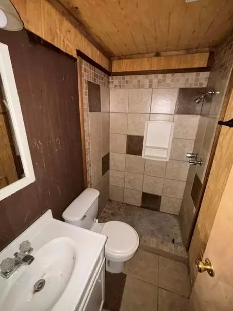 Bath - 416959 Cardinal St, Eufaula, OK 74432 photo 2 of 2
