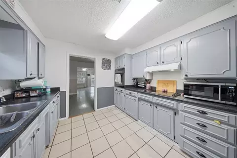 Kitchen - 24 E Kirk St, Shawnee, OK 74801 photo 2 of 2