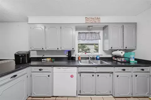 Kitchen - 24 E Kirk St, Shawnee, OK 74801 photo 1 of 2