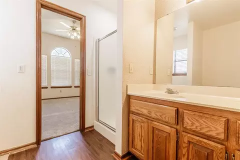 Bath - 1717 NW Jackson Dr, Norman, OK 73071 photo 4 of 6