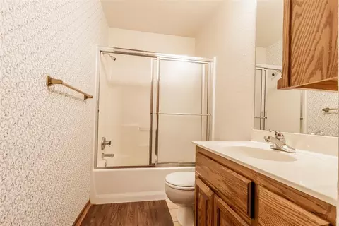 Bath - 1717 NW Jackson Dr, Norman, OK 73071 photo 5 of 6