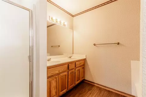 Bath - 1717 NW Jackson Dr, Norman, OK 73071 photo 2 of 6