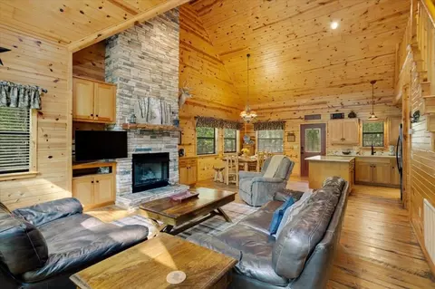 Living - 110 Bentwater Rd, Broken Bow, OK 74728 photo 2 of 4