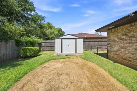 Exterior - 508 Cherryvale Rd, Edmond, OK 73003 photo 5 of 6