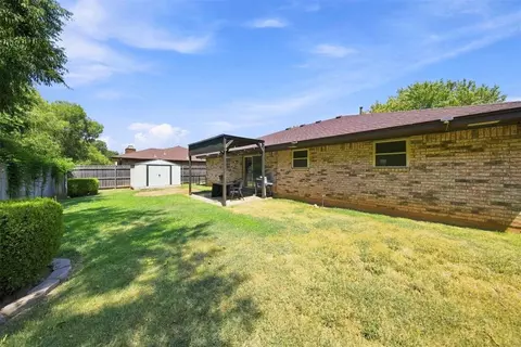 Exterior - 508 Cherryvale Rd, Edmond, OK 73003 photo 4 of 6