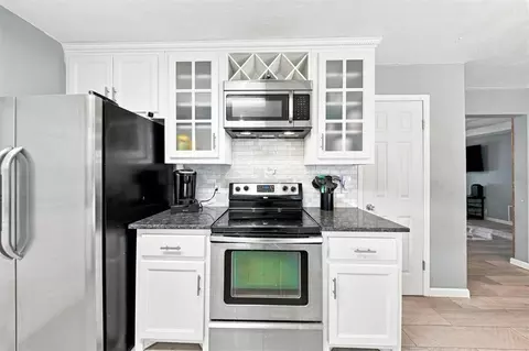 Kitchen - 508 Cherryvale Rd, Edmond, OK 73003 photo 4 of 4