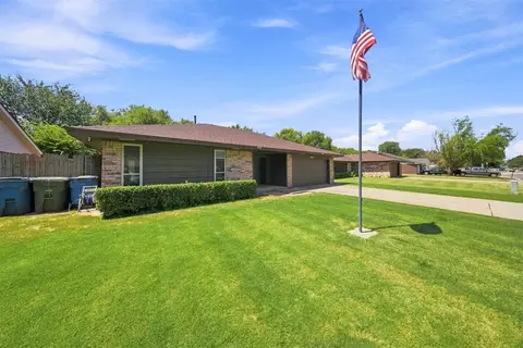 Exterior - 508 Cherryvale Rd, Edmond, OK 73003 photo 2 of 6