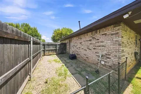 Exterior - 508 Cherryvale Rd, Edmond, OK 73003 photo 6 of 6