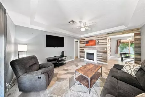 Living - 508 Cherryvale Rd, Edmond, OK 73003 photo 2 of 3