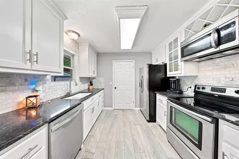 Kitchen - 508 Cherryvale Rd, Edmond, OK 73003 photo 2 of 4