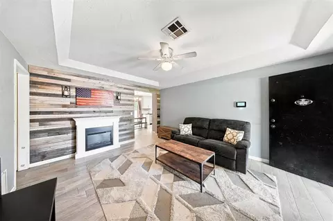Living - 508 Cherryvale Rd, Edmond, OK 73003 photo 3 of 3
