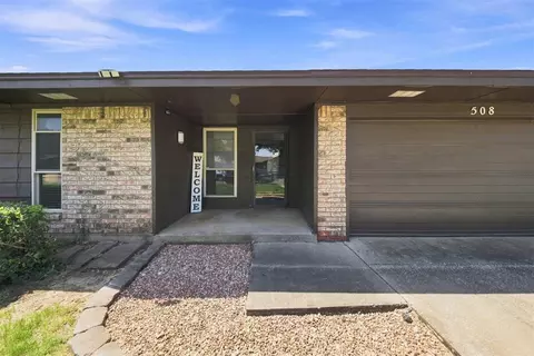 Exterior - 508 Cherryvale Rd, Edmond, OK 73003 photo 3 of 6