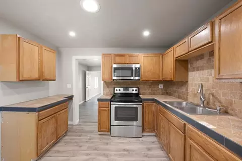 Kitchen - 214 E Vilas Ave, Guthrie, OK 73044 photo 1 of 5