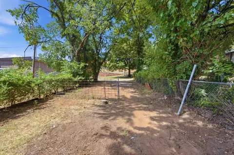 Exterior - 214 E Vilas Ave, Guthrie, OK 73044 photo 8 of 9