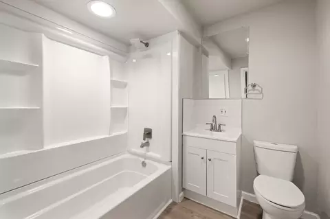 Bath - 214 E Vilas Ave, Guthrie, OK 73044 photo 4 of 4