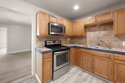 Kitchen - 214 E Vilas Ave, Guthrie, OK 73044 photo 2 of 5