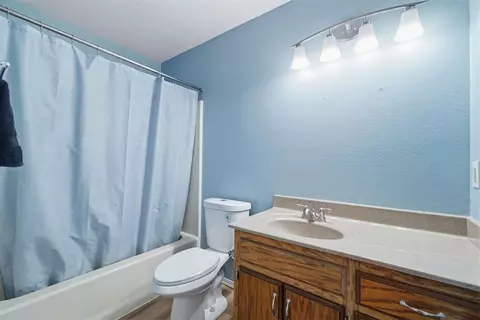 Bath - 2816 Shiloh Ln, Altus, OK 73521 photo 1 of 2