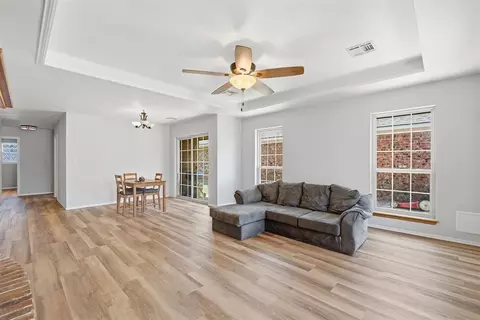 Living - 2816 Shiloh Ln, Altus, OK 73521 photo 4 of 5