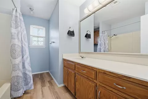 Bath - 2816 Shiloh Ln, Altus, OK 73521 photo 2 of 2