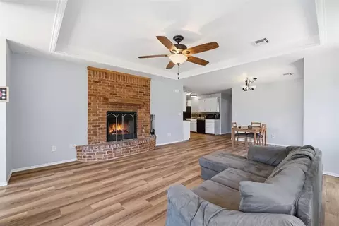 Living - 2816 Shiloh Ln, Altus, OK 73521 photo 3 of 5