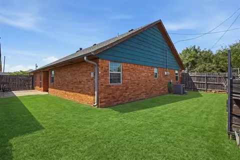 Exterior - 2816 Shiloh Ln, Altus, OK 73521 photo 6 of 8