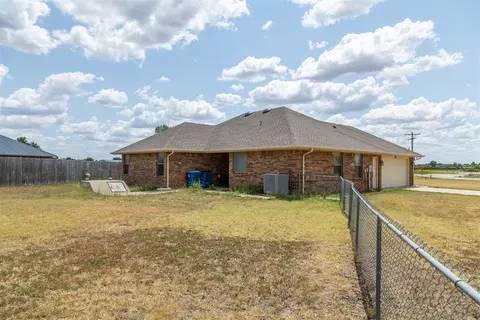 Exterior - 893 S Cemetery Rd, Tuttle, OK 73089 photo 9 of 10