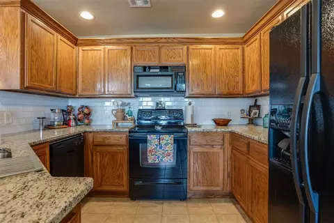 Kitchen - 893 S Cemetery Rd, Tuttle, OK 73089 photo 2 of 3