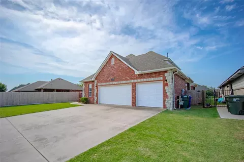 Exterior - 324 Shrill St, Norman, OK 73071 photo 3 of 10