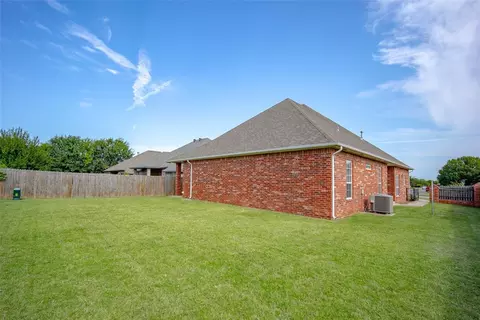 Exterior - 324 Shrill St, Norman, OK 73071 photo 7 of 10