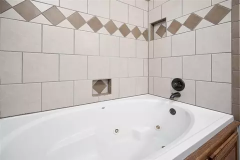 Bath - 324 Shrill St, Norman, OK 73071 photo 4 of 5