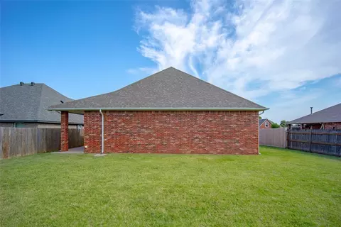 Exterior - 324 Shrill St, Norman, OK 73071 photo 6 of 10