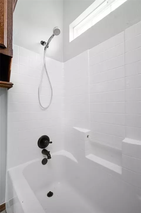 Bath - 324 Shrill St, Norman, OK 73071 photo 2 of 5