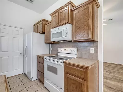 Kitchen - 521 Apache Gate Dr, Yukon, OK 73099 photo 2 of 4