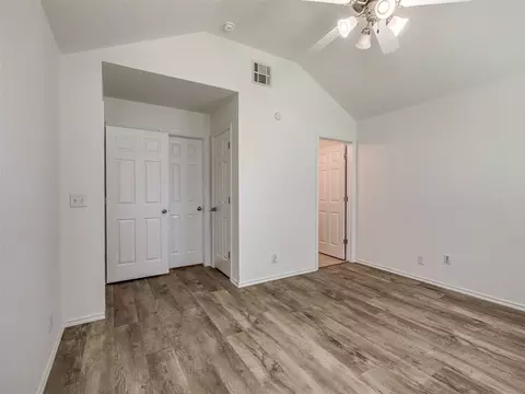 Bedroom - 521 Apache Gate Dr, Yukon, OK 73099 photo 2 of 9