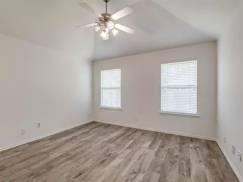 Bedroom - 521 Apache Gate Dr, Yukon, OK 73099 photo 1 of 9