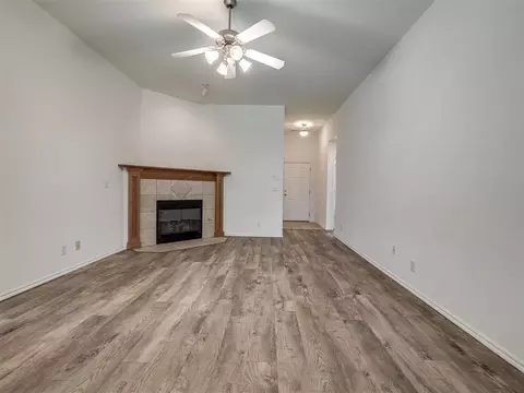 Living - 521 Apache Gate Dr, Yukon, OK 73099 photo 4 of 6