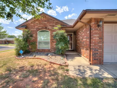 Exterior - 521 Apache Gate Dr, Yukon, OK 73099 photo 4 of 11