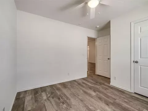 Bedroom - 521 Apache Gate Dr, Yukon, OK 73099 photo 6 of 9