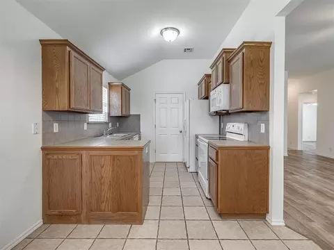 Kitchen - 521 Apache Gate Dr, Yukon, OK 73099 photo 1 of 4