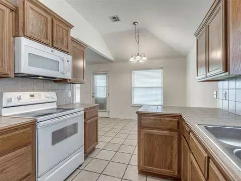 Kitchen - 521 Apache Gate Dr, Yukon, OK 73099 photo 4 of 4