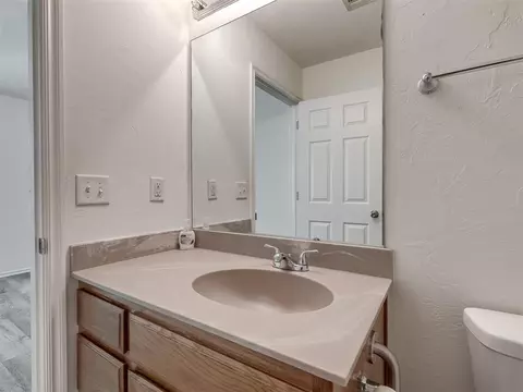 Bath - 521 Apache Gate Dr, Yukon, OK 73099 photo 2 of 6